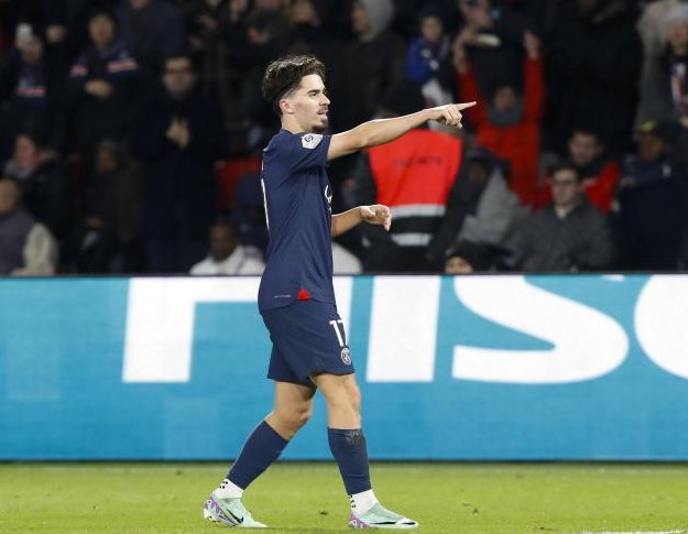 到他效力于 到他效力于